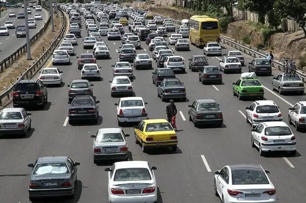 ترافیک سنگین در محورهای منتهی به تهران؛ محور بندرعباس–لار همچنان مسدود