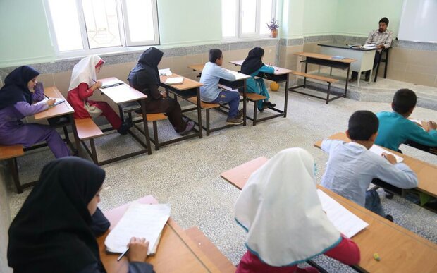 تنها دانش آموز بازمانده از تحصیل یک روستا به مدرسه می‌رود