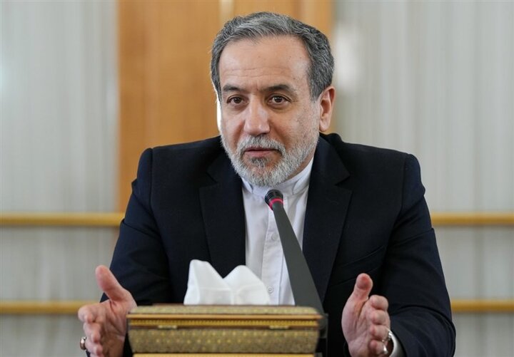 عراقچی با انتشار تصویری از بیرانوند و دختران میناب نوشت: از زمین فوتبال تا میز مذاکره؛ هدف یک چیز است.../ عکس