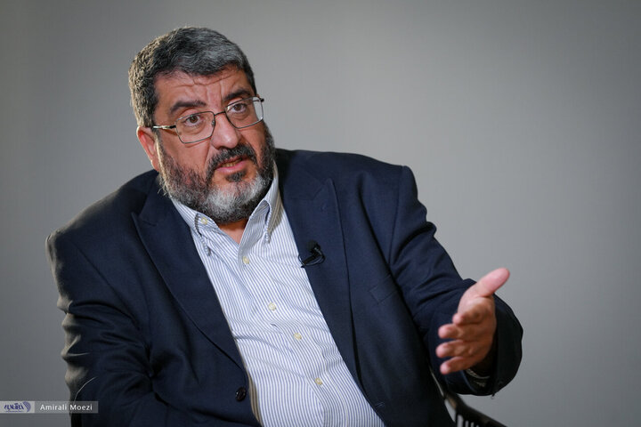 ادعای فواد ایزدی: ایران از تنگه هرمز عوارض نخواهد گرفت؛ بعد از ۶۰ روز آمریکا از تنگه هرمز عوارض خواهد گرفت!