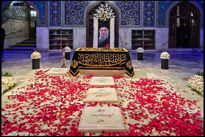 عزاداری جوانان بحرینی برای رهبر شهید ایران و بیعت با رهبر جدید+ فیلم